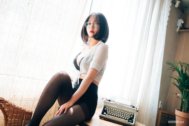 Ye-Eun - Office Girl Vol.1